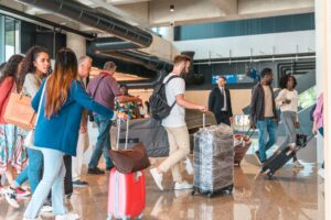 Menschen mit Gepäck auf einem Flughafen